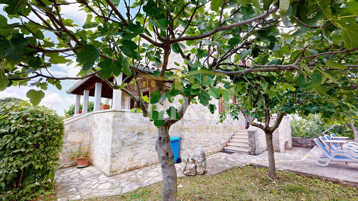 Casa in pietra ristrutturata con piscina